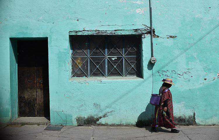 Una mujer indígena camina en Tlaxiaco, estado de Oaxaca, el 15 de febrero de 2019. Telésforo Enríquez, el fundador de una estación de radio comunitaria, fue hallado muerto a tiros en la ciudad de San Agustín Loxicha, Oaxaca, el 2 de mayo. (AFP / Rodrigo Arangua )