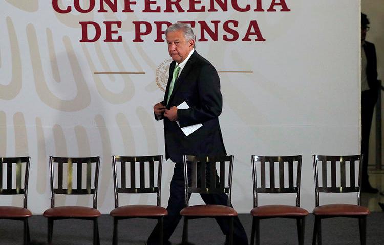 El presidente Andrés Manuel López Obrador llega para su conferencia de prensa matutina diaria en el Palacio Nacional en la Ciudad de México, el día 12 de abril. Periodistas en México dicen que sufren de acoso después de haber sido criticados por el presidente. (AP/Marco Ugarte)