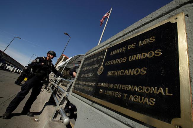 A U.S. Customs and Border Protection official is seen at the Santa Fe border crossing from Ciudad Juarez, Mexico, on February 24, 2019. CPJ recently joined a letter to the Department of Homeland Security regarding the targeting of journalists at the U.S. border. (Reuters/Jose Luis Gonzalez)