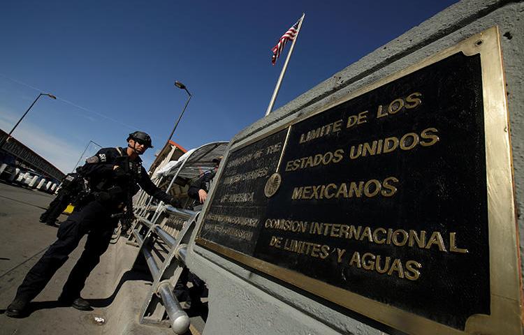 A U.S. Customs and Border Protection official is seen at the Santa Fe border crossing from Ciudad Juarez, Mexico, on February 24, 2019. CPJ recently joined a letter to the Department of Homeland Security regarding the targeting of journalists at the U.S. border. (Reuters/Jose Luis Gonzalez)