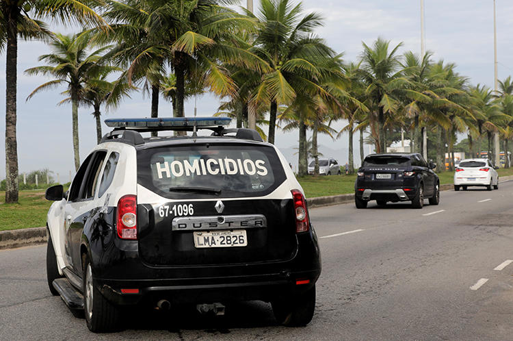Um carro de polícia é visto no Rio de Janeiro, Brasil, em 12 de março de 2019. O jornalista Robson Giorno foi morto recentemente no estado do Rio de Janeiro. (Reuters / Sergio Moraes)
