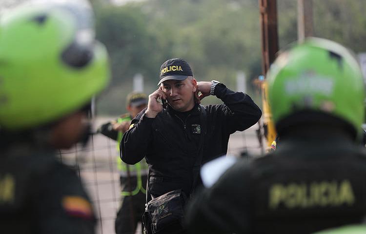 Imágen de un agente policial en Cúcuta, Colombia, el 7 de febrero de 2019. El documentalista Mauricio Lezama fue recientemente asesinado de bala en el pueblo de La Esmeralda. (Reuters/Luisa Gonzalez)