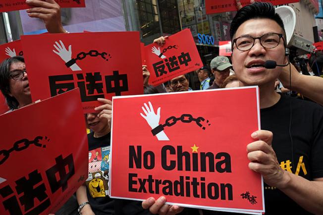 Demonstrators protest a proposed extradition bill in Hong Kong on April 28, 2019. CPJ has called for the bill to be withdrawn or modified. (Reuters/Tyrone Siu)