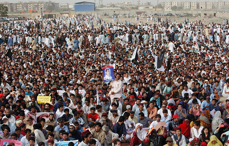 A Pashtun Tahafuz Movement (PTM) rally in Karachi, Pakistan, on May 13, 2018. A Pakistani reporter was detained in Khyber Pakhtunkhwa on May 28, 2019, after covering PTM demonstrations. (Reuters/Akhtar Soomro)