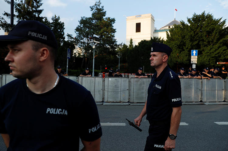 Police officers are seen in Warsaw, Poland, on July 19, 2018. Police recently opened an investigation into menacing text messages received by Polish journalist Karolina Baca-Pogorzelska. (Reuters/Kacper Pempel)