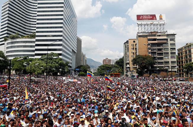 Seguidores del líder opositor venezolano, Juan Guaidó, participan en una marcha en Caracas el 1ero de Mayo de 2019. (Reuters/Carlos Garcia Rawlins)