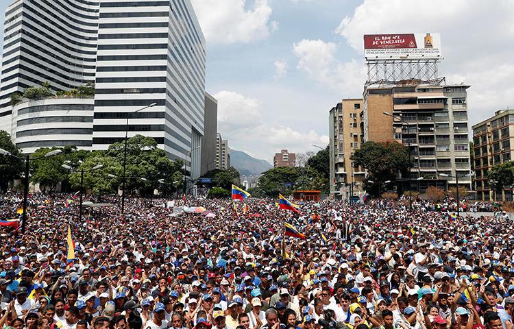Seguidores del líder opositor venezolano, Juan Guaidó, participan en una marcha en Caracas el 1ero de Mayo de 2019. (Reuters/Carlos Garcia Rawlins)