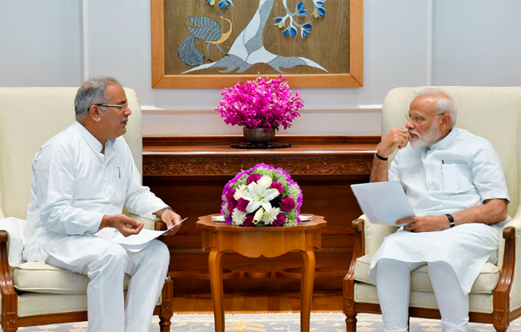 Chhattisgarh Chief Minister Bhupesh Bhagel meets with Indian Prime Minister Narendra Modi in New Delhi on June 15, 2019. CPJ called on Bhagel to ensure that police drop charges against journalist Dilip Sharma. (Photo via Indian prime minister's official website)