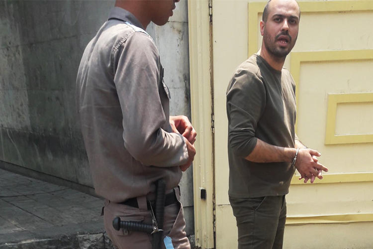 Iranian journalist Masoud Kazemi is seen entering Evin prison in Tehran on May 22, 2019. (Image via Twitter, used with permission)