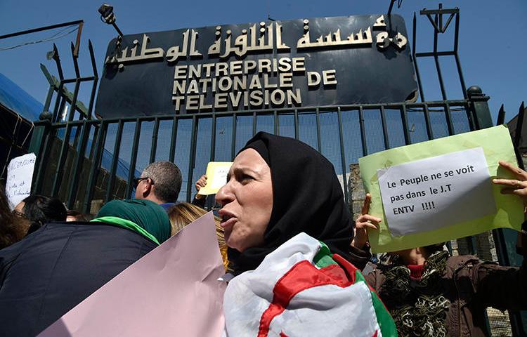 Algerian journalists take part in a demonstration outside the headquarters of the country's national television broadcaster in Algiers on March 25, 2019. At least two journalists were recently suspended from the broadcaster. (AFP/Ryad Kramdi)