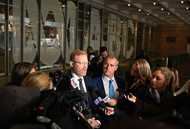 Australian Broadcasting Corporation Editorial Director Craig McMurtrie speaks to the media as Australian police raid the headquarters of public broadcaster in Sydney on June 5, 2019. (AFP/Peter Parks)