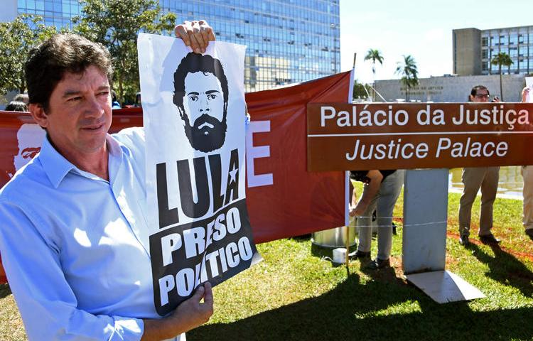 Demonstrators protest in front of the Justice Ministry in Brasilia calling for the release of former President Luiz Inacio Lula da Silva and the arrest of Brazil's justice minister on June 10, 2019. The staff of 'The Intercept Brasil' received threats after publishing a report June 9 about the "Operation Car Wash" corruption investigation of Lula and other politicians. (AFP/Evaristo Sa)