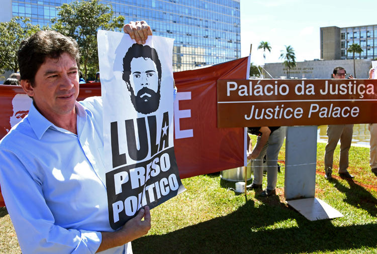 Demonstrators protest in front of the Justice Ministry in Brasilia calling for the release of former President Luiz Inacio Lula da Silva and the arrest of Brazil's justice minister on June 10, 2019. The staff of 'The Intercept Brasil' received threats after publishing a report June 9 about the "Operation Car Wash" corruption investigation of Lula and other politicians. (AFP/Evaristo Sa)