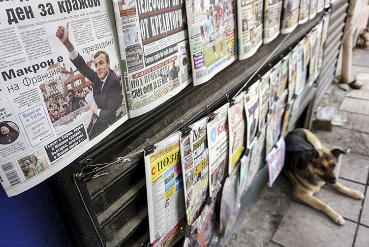 A news kiosk in Sofia in May 2017. An investigative journalist from Bulgaria says he has been threatened and that at least two news outlets have attacked him over his reporting on an allegedly illegal water supply. (AFP/Nikolay Doychinov)