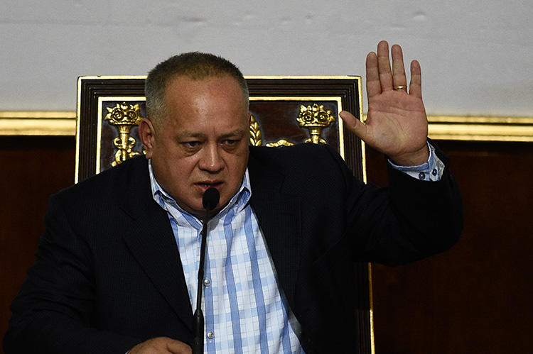 : El exvicepresidente Diosdado Cabello aparece durante una sesión de la Asamblea Nacional Constituyente en enero. El Tribunal Supremo de Justicia de Venezuela le ordenó a La Patilla pagarle a Cabello una indemnización de USD 5 millones. (AFP/Federico Parra)
