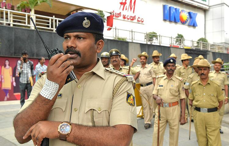 Karnataka state police personnel are seen in Rajinikanth, Bangalore, on June 7, 2018. Two journalists were recently assaulted in Karnataka state, and another in Uttar Pradesh. (AFP/Manjunath Kiran)