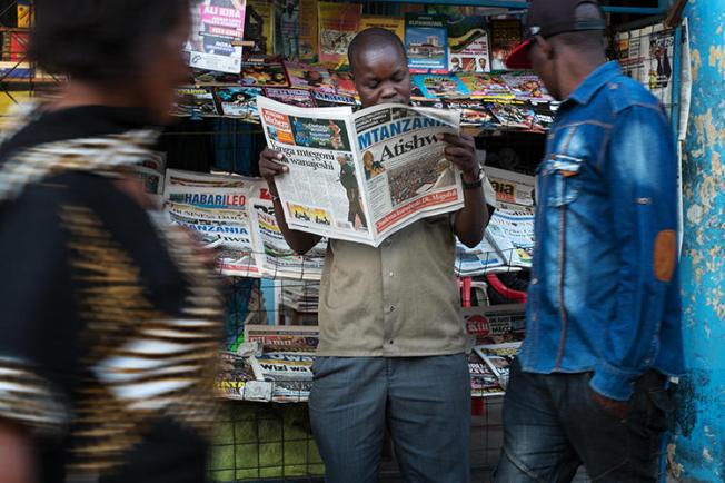 A newspaper stand is seen in Mwanza, Tanzania, on September 19, 2015. Tanzania is currently considering legal amendments that could negatively affect press freedom. (AFP/Daniel Hayduk)