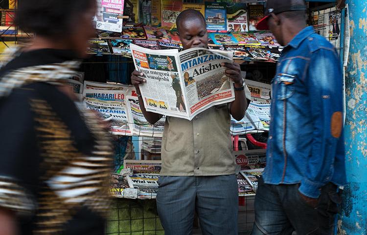 A newspaper stand is seen in Mwanza, Tanzania, on September 19, 2015. Tanzania is currently considering legal amendments that could negatively affect press freedom. (AFP/Daniel Hayduk)