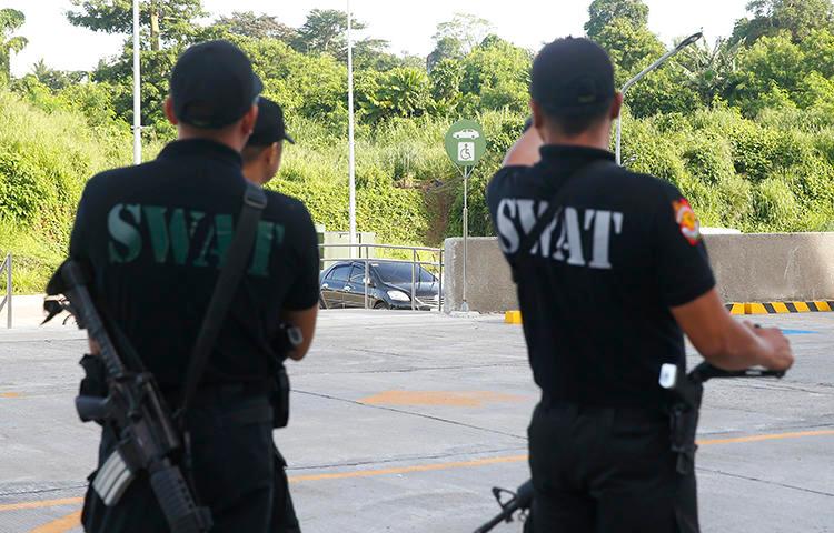 Philippine National Police SWAT members are seen in Tanauan City on July 4, 2018. Radio broadcaster Eduardo Dizon was recently killed in Kidapawan City, in the southern Philippines. (AP/Bullit Marquez)