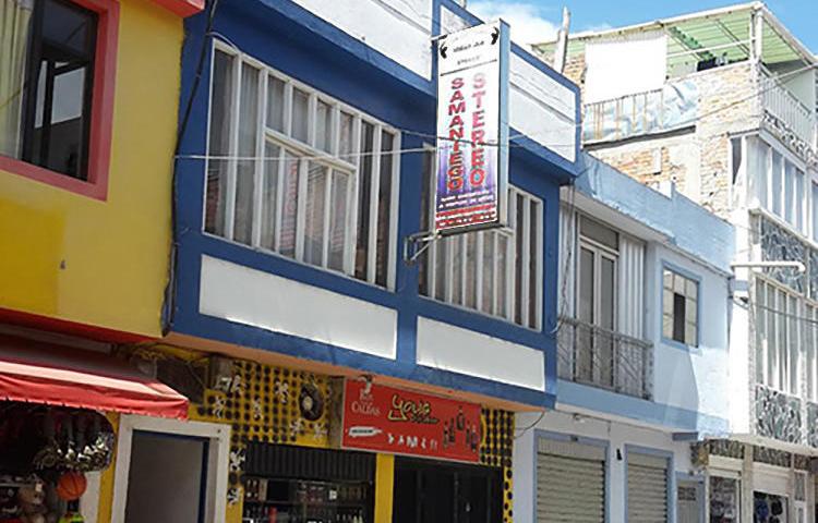 El exterior de la emisora Samaniego Estéreo en Samaniego, en el departamento de Nariño, en Colombia. Uno de los periodistas de la emisora, Libardo Montenegro, fue asesinado a tiros el 11 de junio. (CPJ/John Otis)