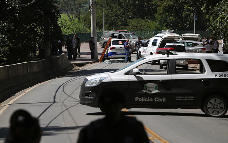Um carro da polícia é visto em Guararema, no Brasil, em 4 de abril de 2019. Recentemente, o repórter da rádio Francisco José Jorge de Sousa teve um artefato explosivo lançado contra a sua casa em Ipu, no estado do Ceará. (Reuters/Amanda Perobelli)