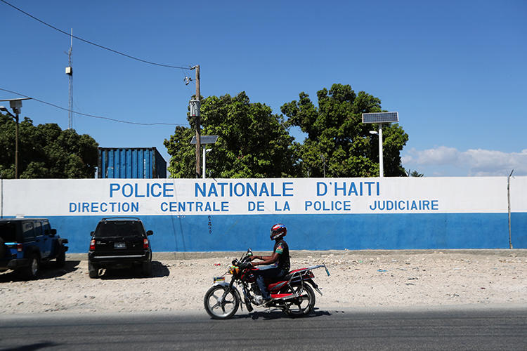 Image d'un poste de police à Port-au-Prince le 18 Février, 2019.  Tout récemment, le journaliste Kendi Zidor est sorti indemne d'un attentat par balles dans la ville. (Reuters/Ivan Alvarado)