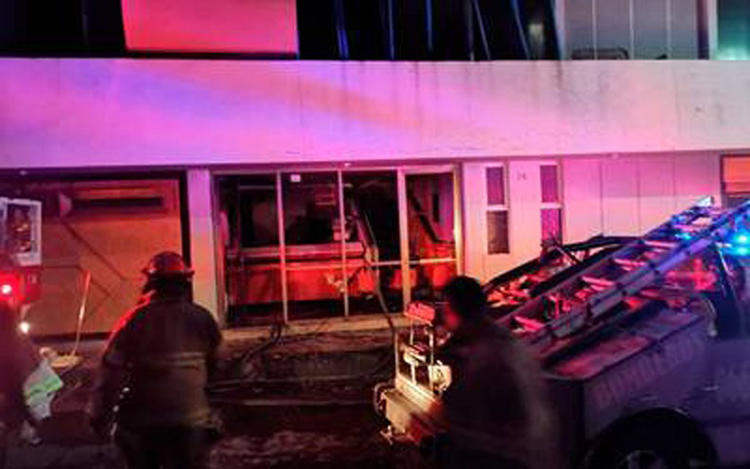 Emergency crews arrive at the offices of El Monitor de Parral after a firebombing on July 30. (El Monitor de Parral)