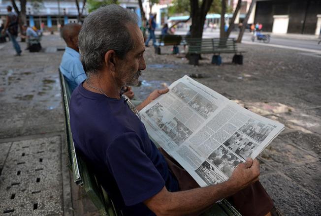 Un hombre lee un diario cubano en La Habana, el 19 de mayo de 2018. Cuba sentencia al periodista Roberto Quiñones a un año de prisión el 7 de agosto de 1019. (AFP/Yamil Lage)