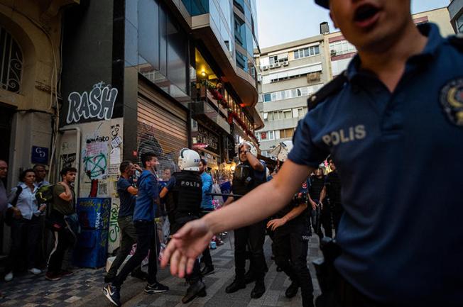 Police detain a protester in Istanbul on August 20, 2019. At least seven journalists were recently arrested throughout Turkey. (AFP/Yasin Akgul)