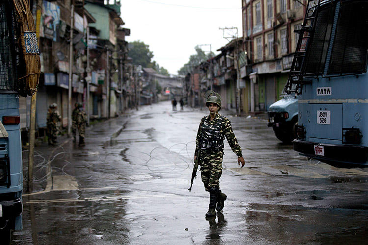 An Indian paramilitary soldier patrols during a security lockdown in Srinagar, on August 14. Indian authorities detained at least two journalists in Jammu and Kashmir in the past week. (AP/Dar Yasin/File)