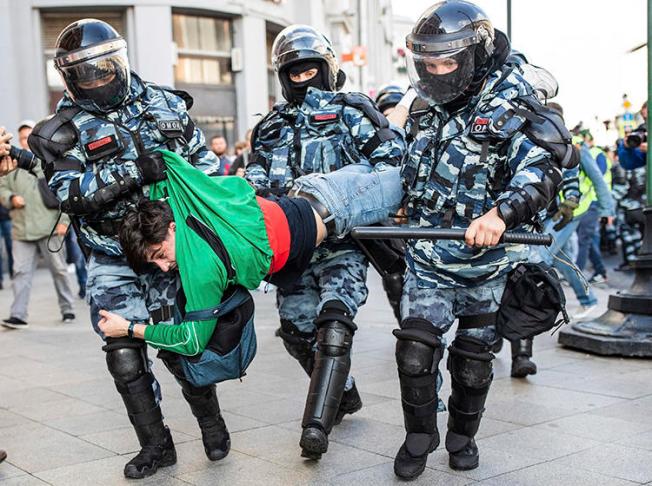 Police detain a man during a protest in Moscow, Russia, on August 10, 2019. CPJ on August 22 joined a call for Russian authorities to end the harassment of journalists covering the Moscow protests. (Evgeny Feldman/Meduza via AP)