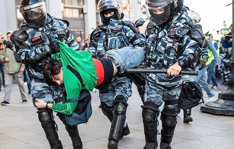 Police detain a man during a protest in Moscow, Russia, on August 10, 2019. CPJ on August 22 joined a call for Russian authorities to end the harassment of journalists covering the Moscow protests. (Evgeny Feldman/Meduza via AP)