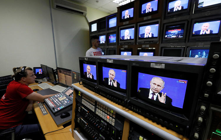 Employees of a regional TV company work during the broadcast of an annual nationwide televised phone-in show attended by Russian President Vladimir Putin in Krasnoyarsk, Russia June 20, 2019. Journalist Mikhail Romanov found guilty of "abuse of freedom of information" and "false" news in the city of Yakutsk on July 25. (Reuters/Ilya Naymushin)