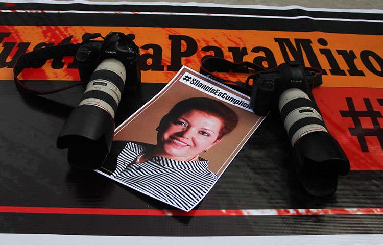 Cámaras y una foto de Miroslava Breach son dejadas como parte de un tributo a la periodista en el marco del segundo aniversario luctuoso de su asesinato. Un informe ha señalado las fallas en la investigación mexicana de su homicidio.(AFP/Herika Martinez)