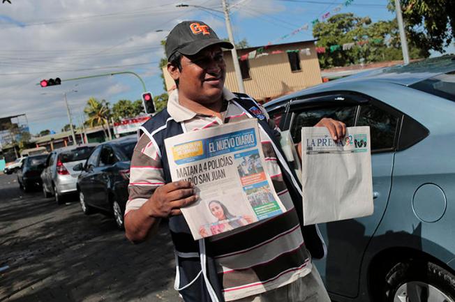 Un vendedor de periódicos vende “La Prensa” y ‘El Nuevo Diario” el 18 de enero de 2019. Autoridades aduaneras han retenido tinta e papel de prensa para ambos diarios desde agosto de 2018. (AFP/Inti Ocon)