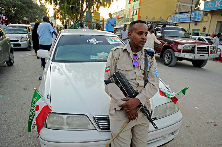 A police officer is seen in Hargeisa, Somaliland, on May 16, 2016. Police in Hargeisa recently arrested Horyaal 24 TV owner Mohamed Osman Mireh. (AFP/Mohamed Abdiwahab)