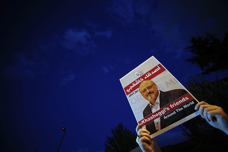 A vigil for Washington Post columnist Jamal Khashoggi, outside Saudi Arabia's consulate in Istanbul on October 25, 2018. Ahead of the first anniversary of the journalist's murder, CPJ continues to call for justice and accountability. (AP/Emrah Gurel)