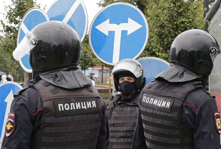 Police officers are seen in Moscow, Russia, on August 3, 2019. Police in Saratov recently raided journalist AleksandrNikishin's apartment and interrogated him. (AP/Alexander Zemlianichenko)