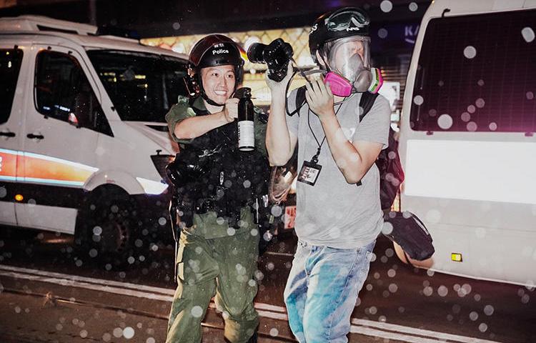 A police officer sprays journalist Lam Chun Tung with pepper spray on September 29, 2019. Police also fired projectiles at journalists. (Nasha Chan/Stand News)