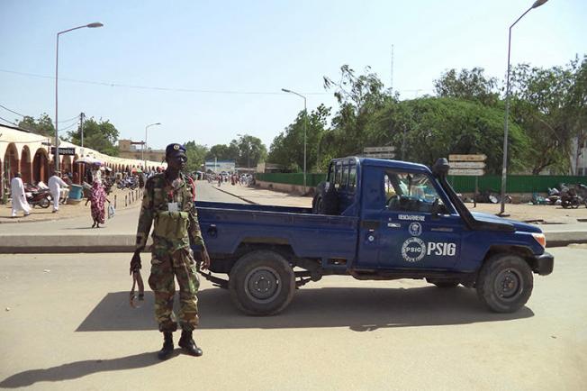 Un policier est aperçu à N'Djamena, au Tchad, le 11 juillet 2015. Un tribunal de N'Djamena a récemment inculpé deux journalistes tchadiens pour diffamation criminelle et a condamné l’un d’entre eux à une peine d’emprisonnement. (Reuters/Moumine Ngarmbassa)