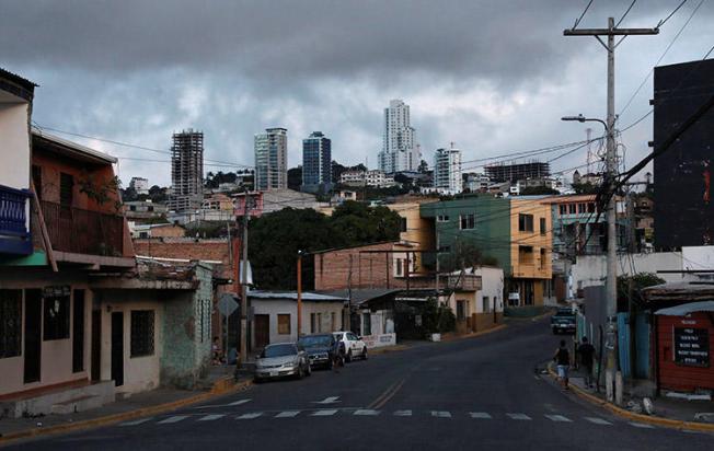 Una imágen de Tegucigalpa, capital de Honduras, en diciembre 2017.  Pistoleros no identificados asesinaron por disparo a un periodista en Copán, al oeste de Honduras, el 31 de agosto. (Reuters/Henry Romero)