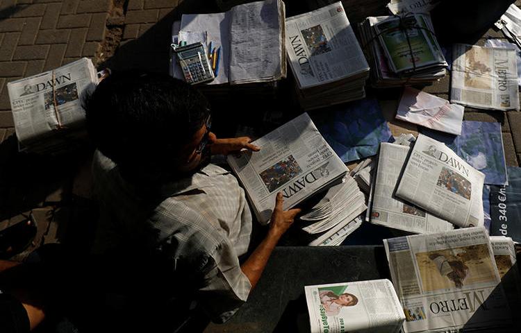 A newspaper vendor is seen in Karachi, Pakistan, on October 7, 2018. The country is currently considering establishing courts specifically for media-related issues. (Reuters/Akhtar Soomro)
