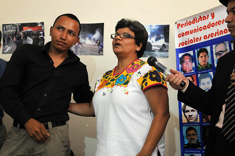 Sandra Maribel Sánchez en Tegucigalpa, Honduras, el 29 de agosto de 2012. En septiembre, un hombre apuntó un revolver a la cabeza de la periodista. (AFP/Orlando Sierra)