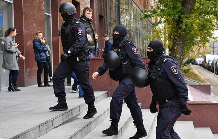 Russian police raid a business center in Moscow on October 15, 2019. That day, police also raided several news organizations and journalists' homes across the country. (AFP/Dimitar Dilkoff)