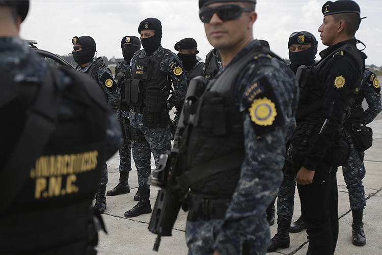 Agentes de policía en Ciudad de Guatemala el 20 de mayo de 2019. Agentes policiales de El Estor recientemente allanaron la radioemisora maya Xyaab’ Tzuultaq’a. (AP/Moisés Castillo)