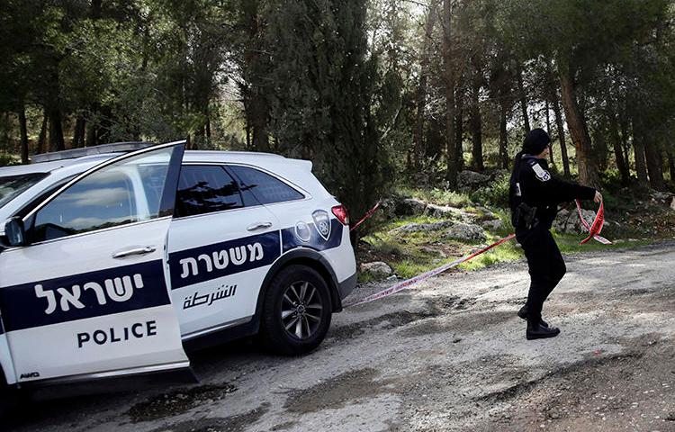 An Israeli police officer is seen in Jerusalem on February 8, 2019. Individuals in Kiryat Ata recently assaulted journalist Daniel Siryoti. (AP/Mahmoud Illean)