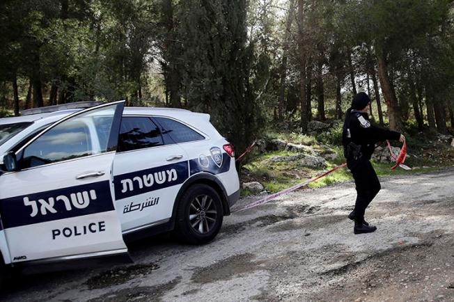 An Israeli police officer is seen in Jerusalem on February 8, 2019. Individuals in Kiryat Ata recently assaulted journalist Daniel Siryoti. (AP/Mahmoud Illean)