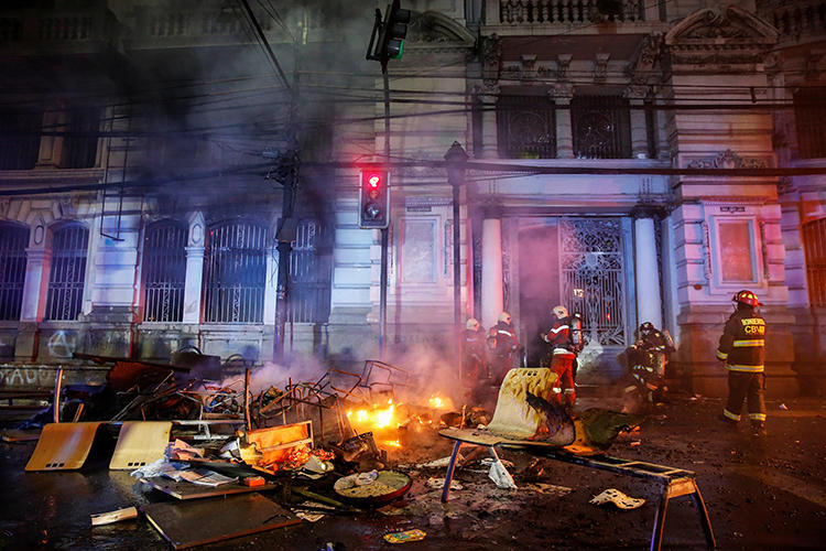 The office of newspaper El Mercurio de Valparaiso is seen after an arson attack in Valparaiso, Chile, on October 19, 2019. (Reuters/Rodrigo Garrido)
