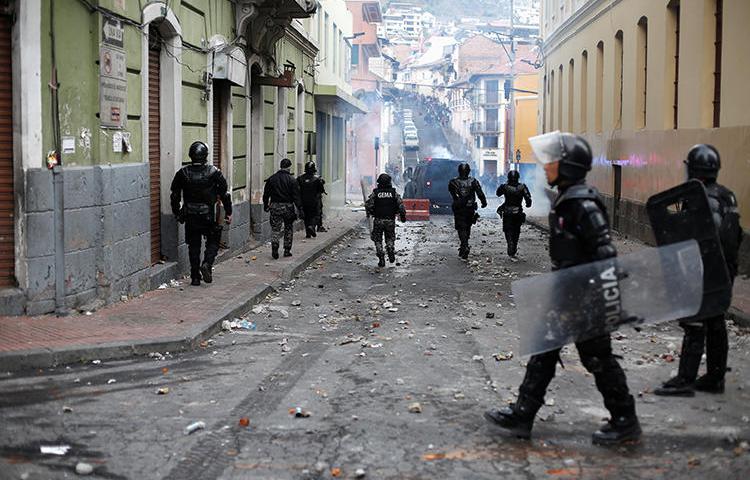 Agentes de la Policía en Quito, Ecuador, el 3 de octubre de 2019. Agentes policiales recientemente atacaron a un grupo de periodistas que cubría una protesta en Quito. (Reuters/Daniel Tapia)