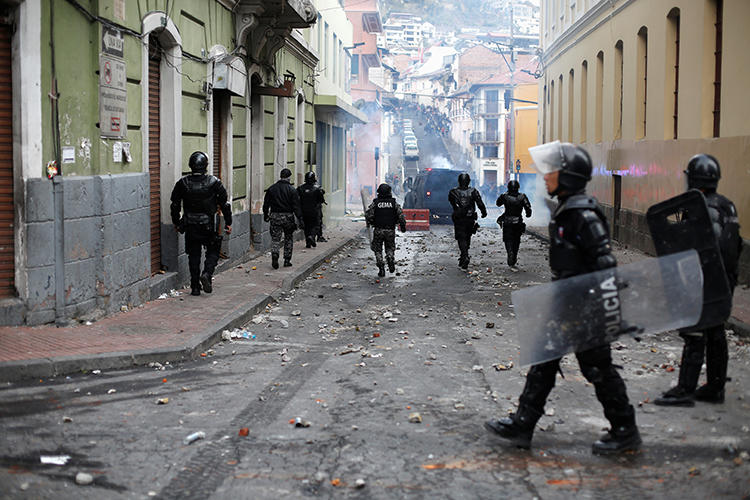 Agentes de la Policía en Quito, Ecuador, el 3 de octubre de 2019. Agentes policiales recientemente atacaron a un grupo de periodistas que cubría una protesta en Quito. (Reuters/Daniel Tapia)